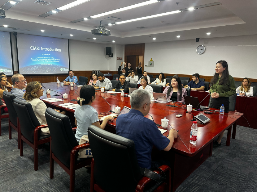 Discussion at CIAR with representatives from Brazil’s agricultural sector. Photo: CIAR.